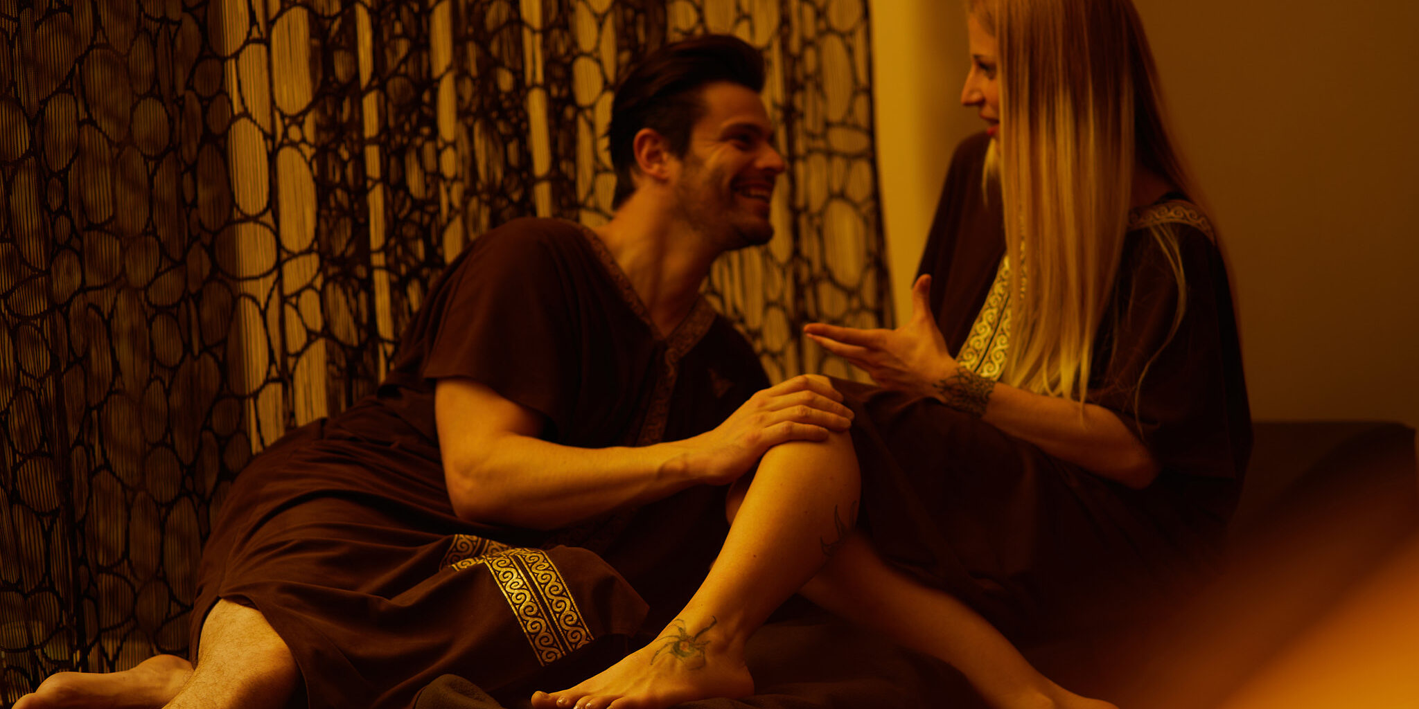 Pareja en la sala de descanso-Spa Hammam Farasha Barcelona Pareja en la sala de descanso-Spa Hammam Farasha Barcelona